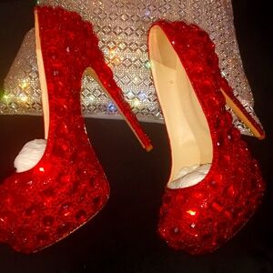 BEAUTIFUL BRIGHT RED HEELS